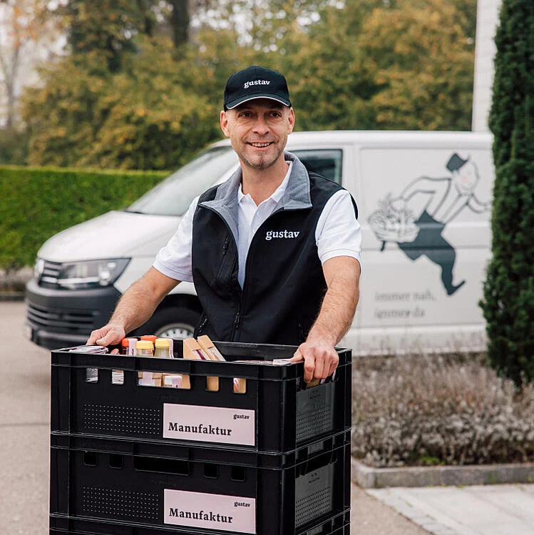 Eine Kurier bringt frisches Essen von gustav office delivery.